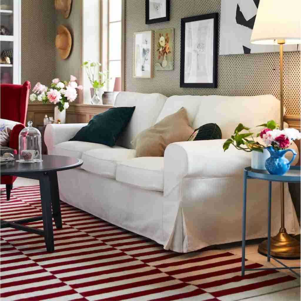 sofa blanco de ikea para decorar un salon