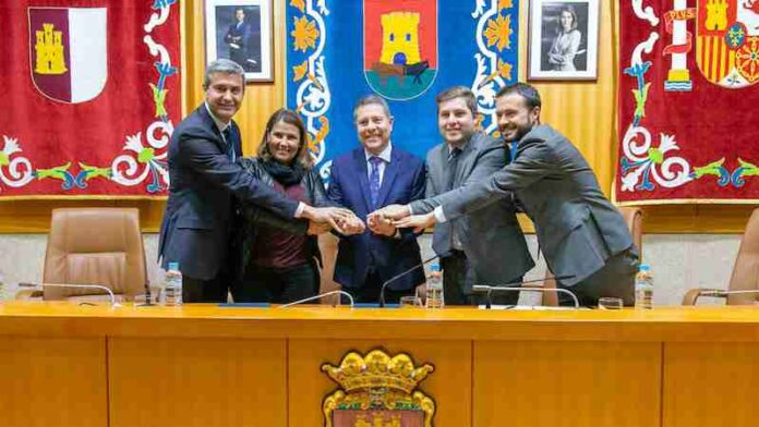 Garcia-Page-firma-el-convenio-con-el-Ayuntamiento-de-Talavera-para.jpg