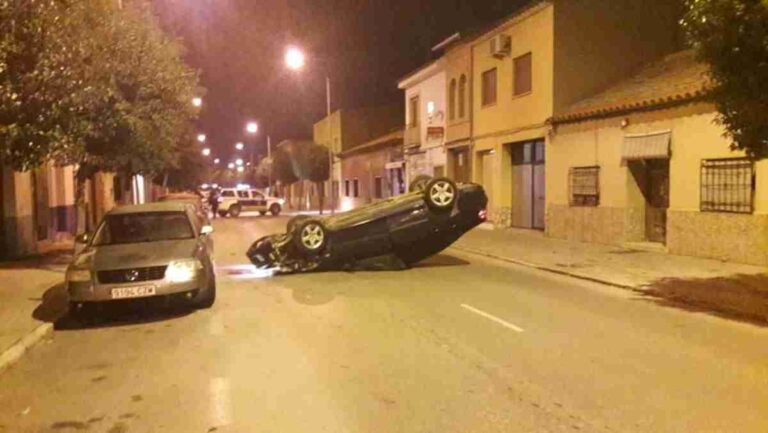 Accidente con un coche volcado en la avenida de Quero en Alcázar de San Juan