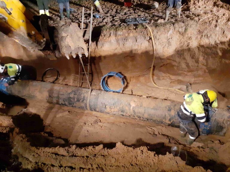 Aguas de Alcázar repara una avería en la tubería de Perdigueras