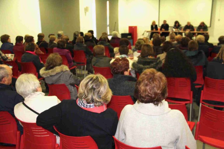 Encuentro con la asociación de amas de casa para explicar los nuevos Presupuestos y Ordenanzas Fiscales