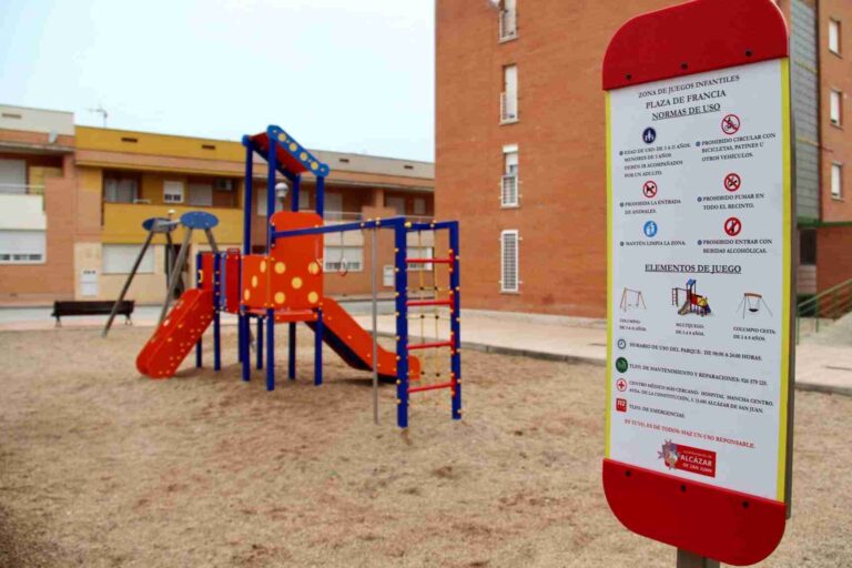 Los 41 parques infantiles de Alcázar contarán con carteles informativos sobre normas de uso y teléfonos de asistencia