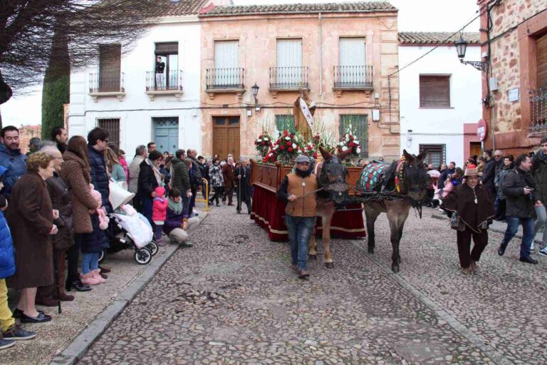 San Antón, el patrón de los animales salió en procesión en Alcázar