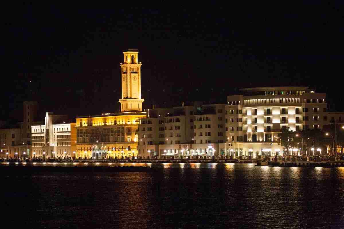 vista nocturna de la ciudad de bari en italia