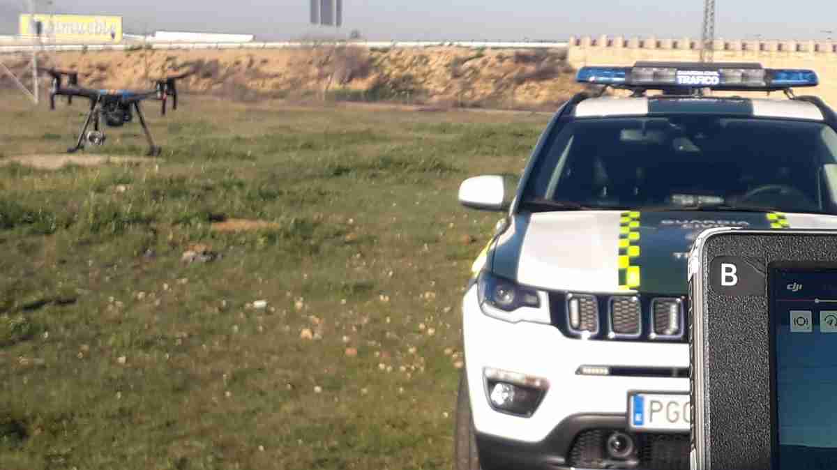 La subdelegada del Gobierno y la jefa provincial de Tráfico conocen el funcionamiento de un dron de la Unidad de Medios Aéreos de la DGT 1 La subdelegada del Gobierno y la jefa provincial de Tráfico conocen el funcionamiento de un dron de la Unidad de Medios Aéreos de la DGT 1