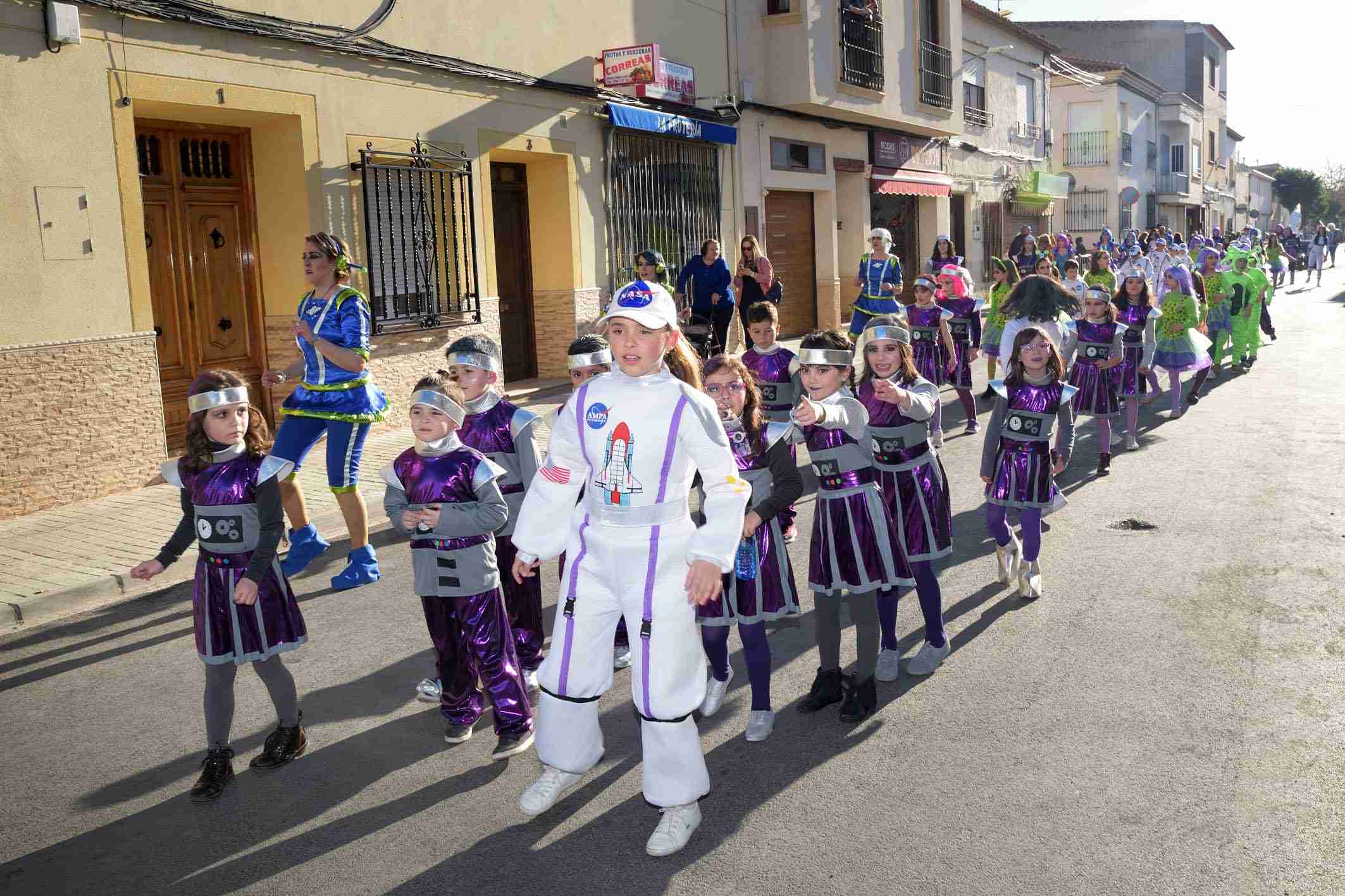 Cientos de niños participaron en el Desfile de Comparsas Infantiles de Argamasilla de Alba 3