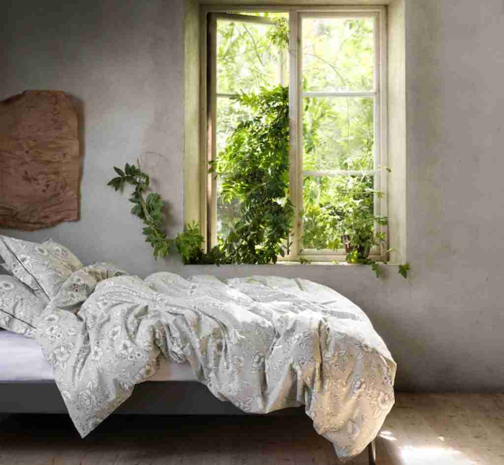 dormitorio con estampado floral de ikea