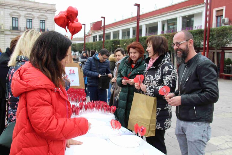 La Fundación «Menudos Corazones» visibiliza en Alcázar las cardiopatías congénitas a través de piruletas con mensaje