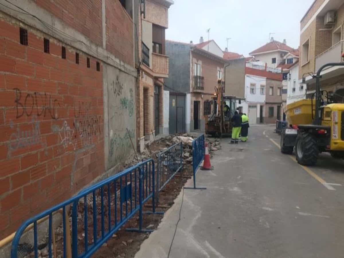 Alcázar acomete la renovación del acerado y la red de agua en la calle Sandoval 1