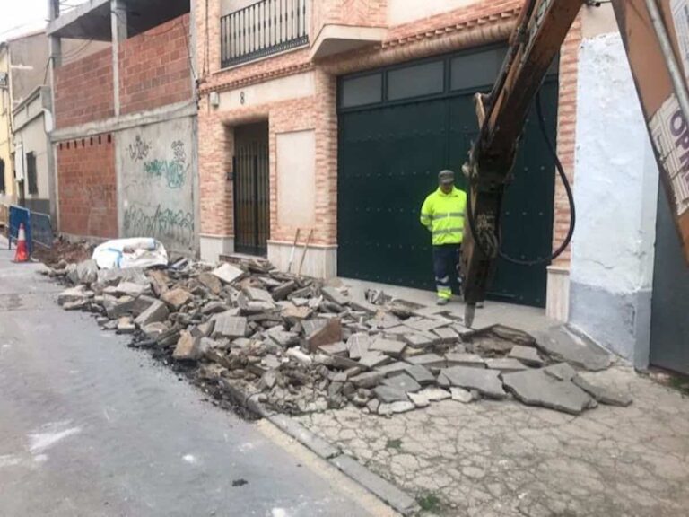 Alcázar acomete la renovación del acerado y la red de agua en la calle Sandoval