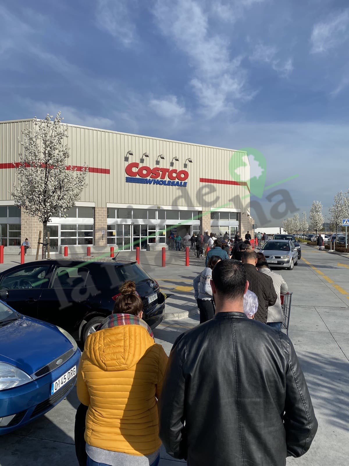 Colas a primera hora en Costco en Madrid a tope por el coronavirus