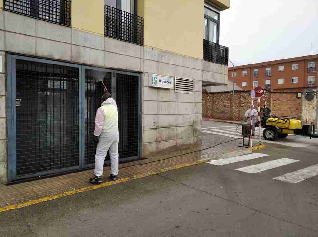 El Ayuntamiento de Villarrubia de los Ojos acomete trabajos de desinfección en calles y espacios públicos para evitar contagios 1