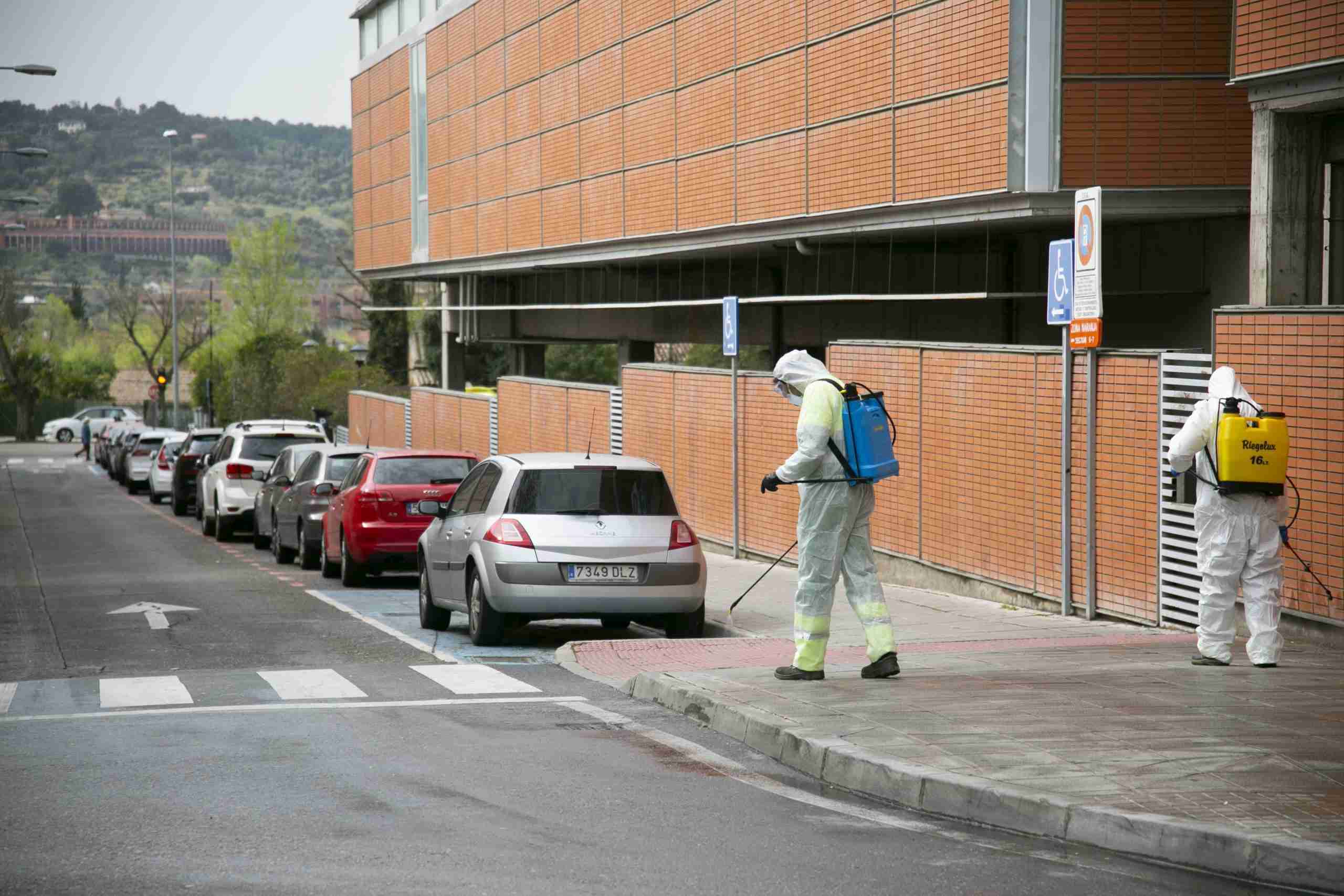 Toledo comienza la desinfección de la vía pública en centros sanitarios, farmacias, supermercados y colegios 3