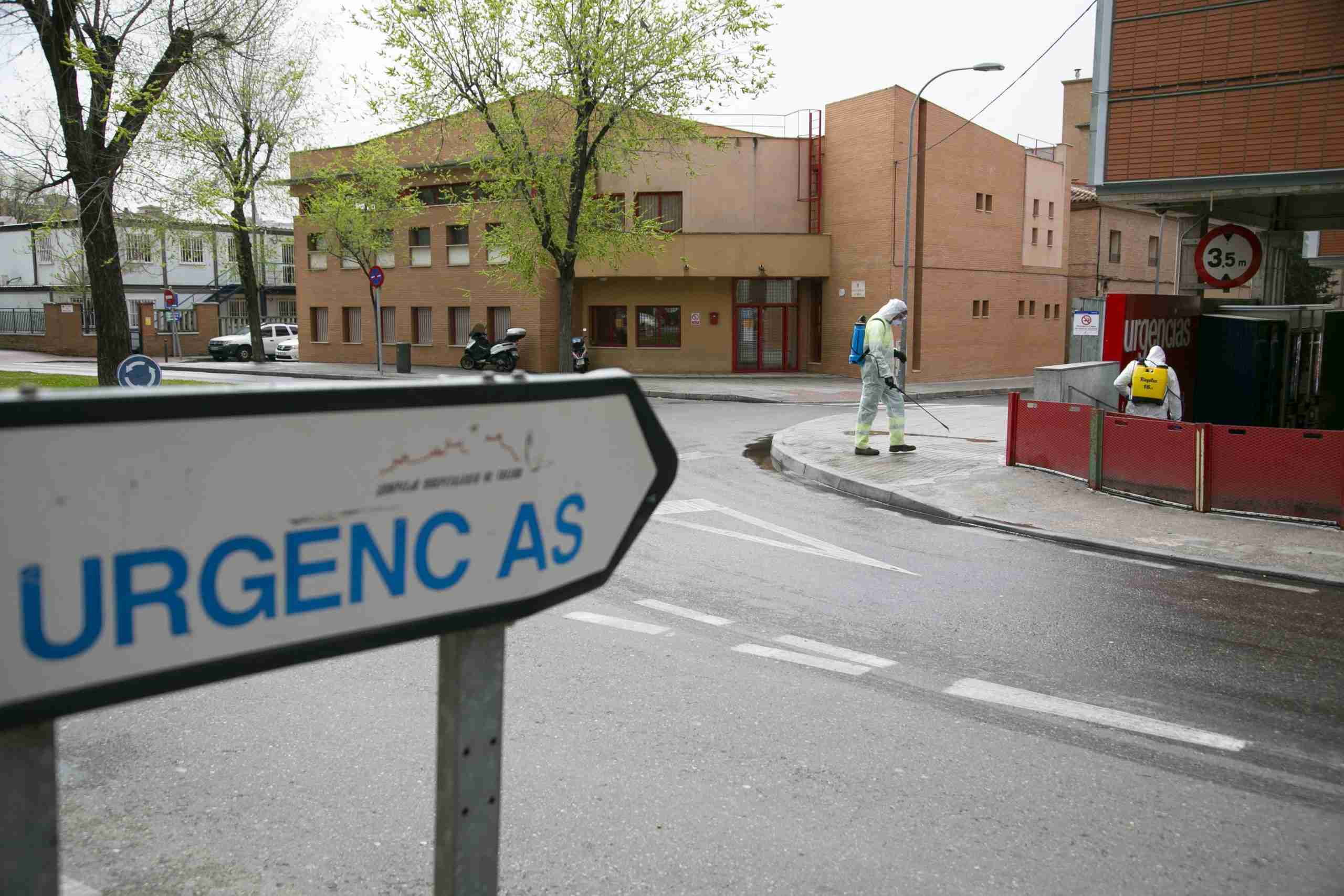 Toledo comienza la desinfección de la vía pública en centros sanitarios, farmacias, supermercados y colegios 2