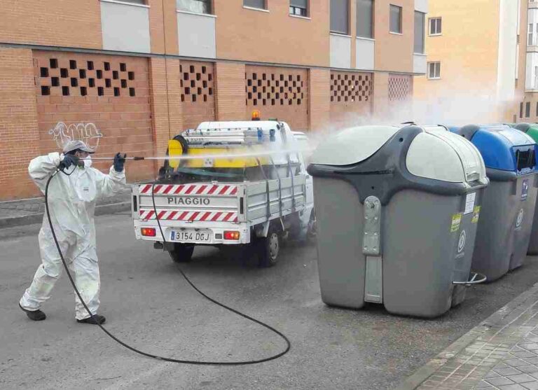 Alcázar concluye la desinfección de todas las calles de la localidad y lo hará diariamente en zonas de mayor afluencia