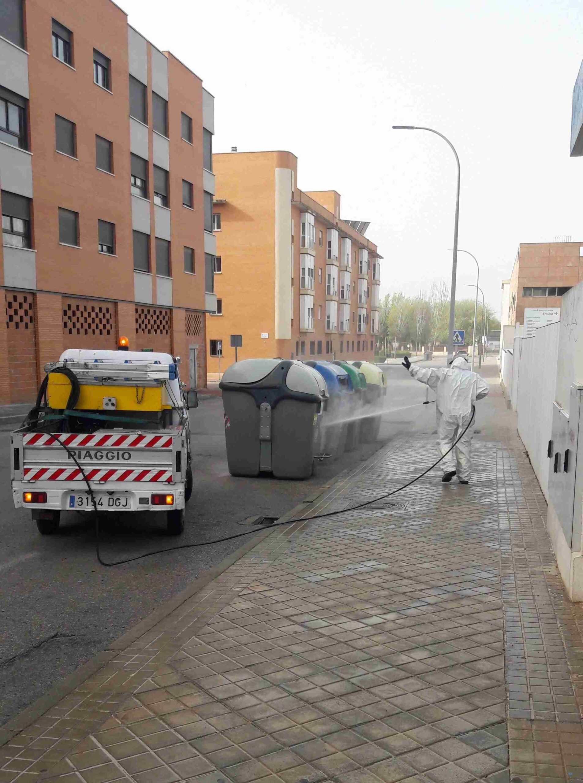 Alcázar concluye la desinfección de todas las calles de la localidad y lo hará diariamente en zonas de mayor afluencia 1