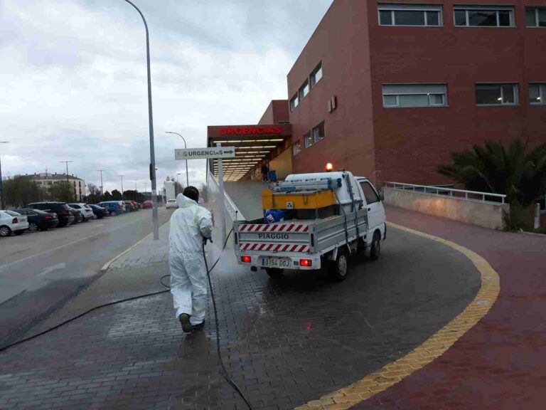 Los servicios de limpieza comienzan la desinfección de centros escolares y edificios públicos