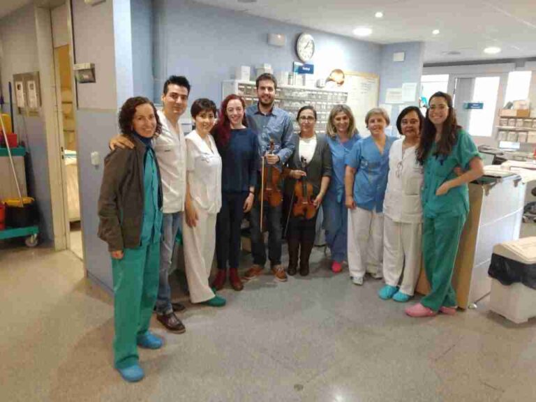 El proyecto “Música en el hospital” lleva un concierto de violín hasta el área de paritorios del Hospital Mancha Centro