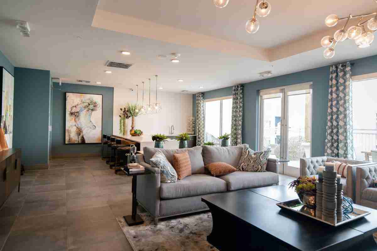 sofa color gris en salon ultramoderno
