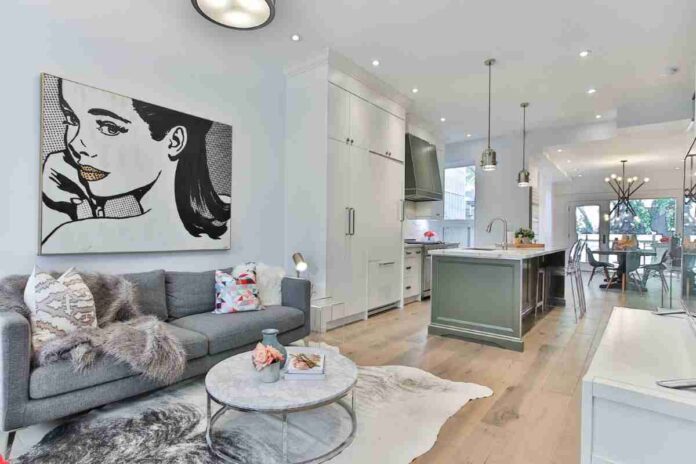 sofa color gris en salon familiar