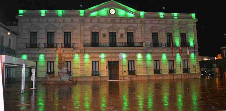 Iluminación verde para los molinos de viento y la fachada del ayuntamiento