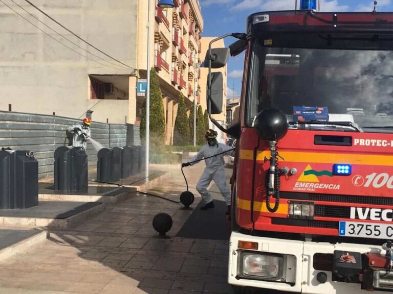 Los bomberos de Alcázar de San Juan en las labores de desinfección cuando las autoridades lo solicitan