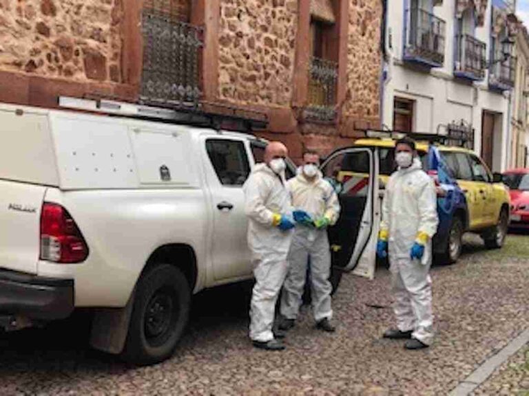 Alcázar de San Juan mantiene la desinfección diaria de vehículos municipales y zonas de especial necesidad