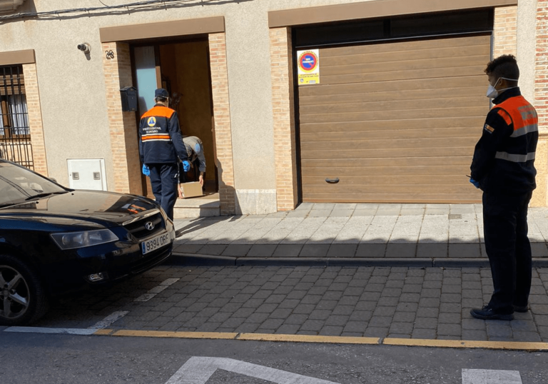 Protección Civil y Cruz Roja reparte a domicilio las medicinas de la farmacia hospitalaria para enfermos crónicos