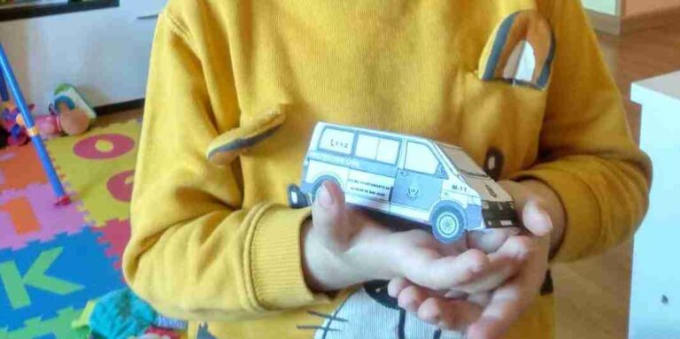 Imprime, recorta y monta tu propio vehículo de Policía Local o Protección Civil