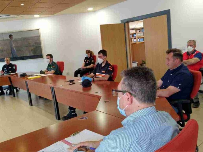 Reunida la Junta Local de Seguridad, previa al comienzo de las campañas de recolección agraria en la EATIM de Cinco Casas