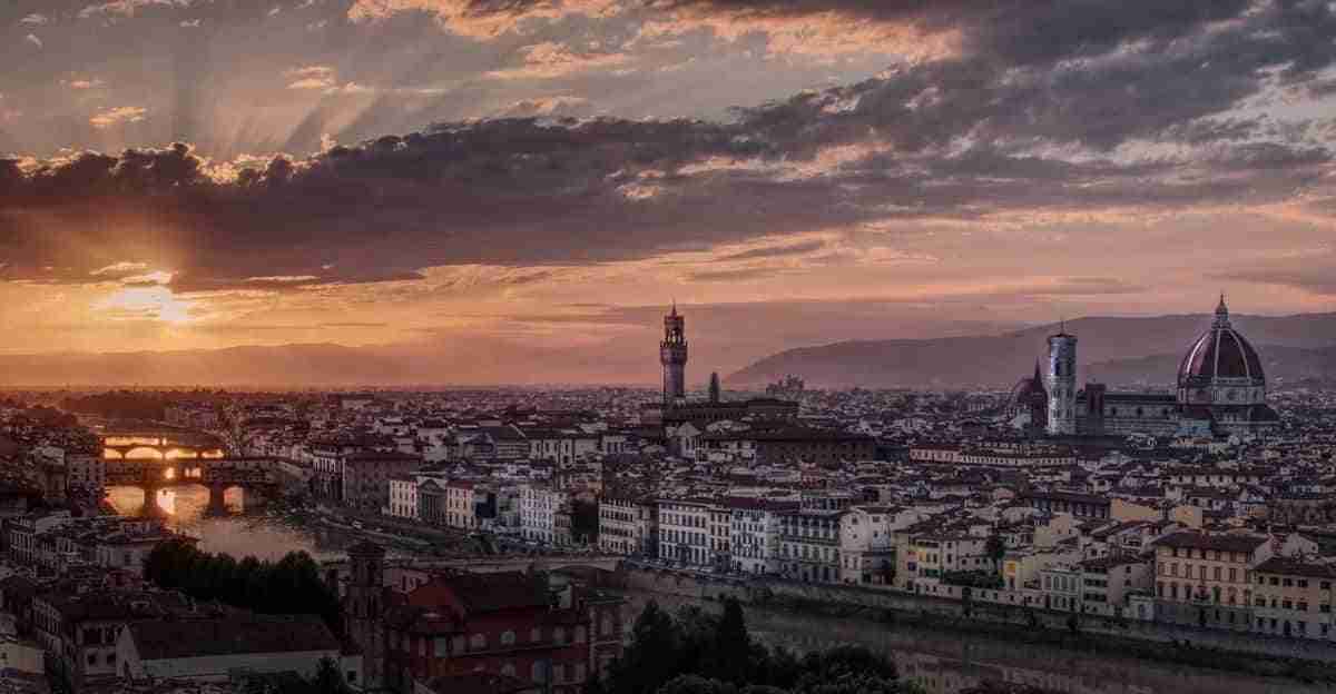 puesta de sol en la ciudad italiana de florencia
