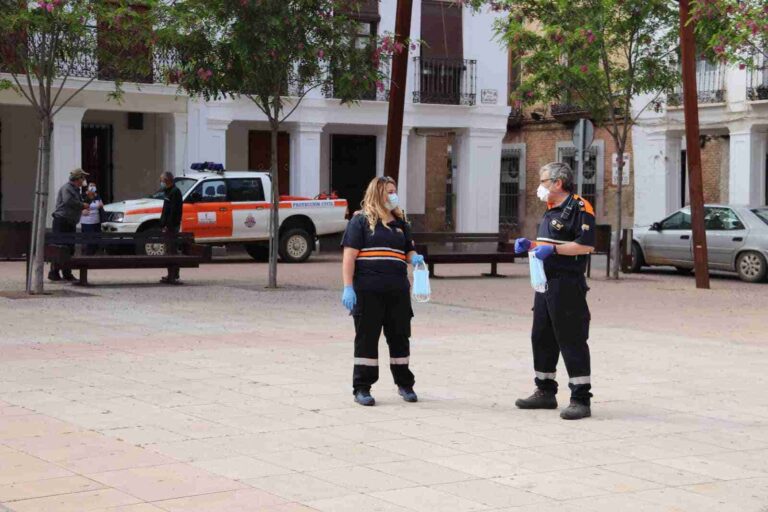 Policía Local y Protección Civil reparten mascarillas en transporte de la provincia de Ciudad Real