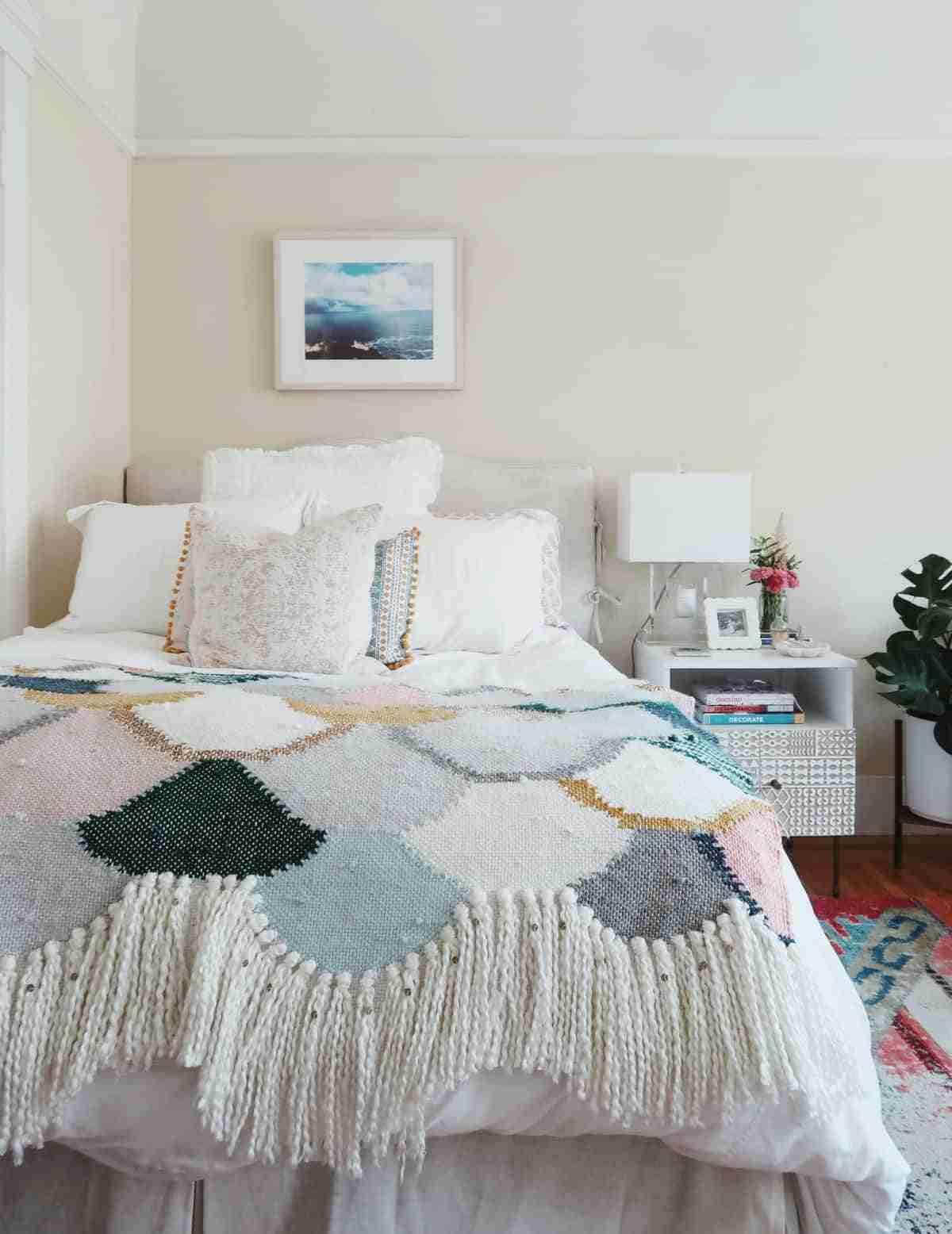 sencillez orden y personalidad para un dormitorio femenino