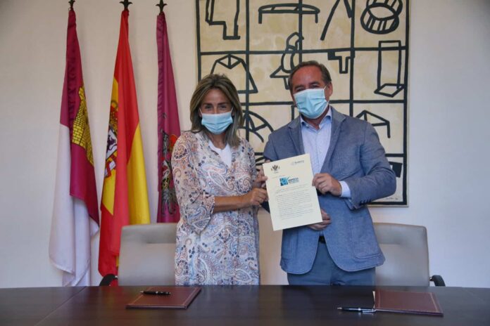 Milagros-Tolon-firma-con-Fedeto-un-convenio-para-implantar-el.jpeg