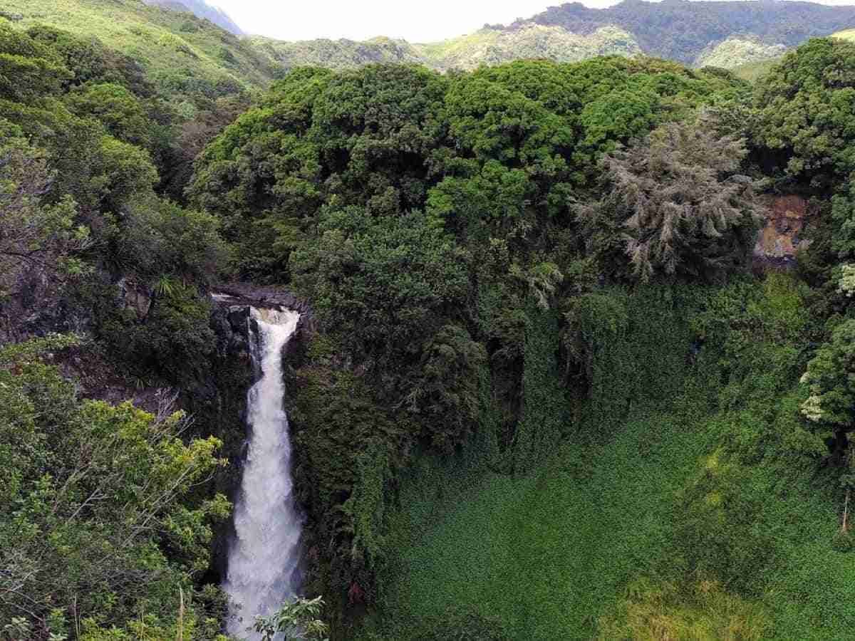 cascada en la isla de maui