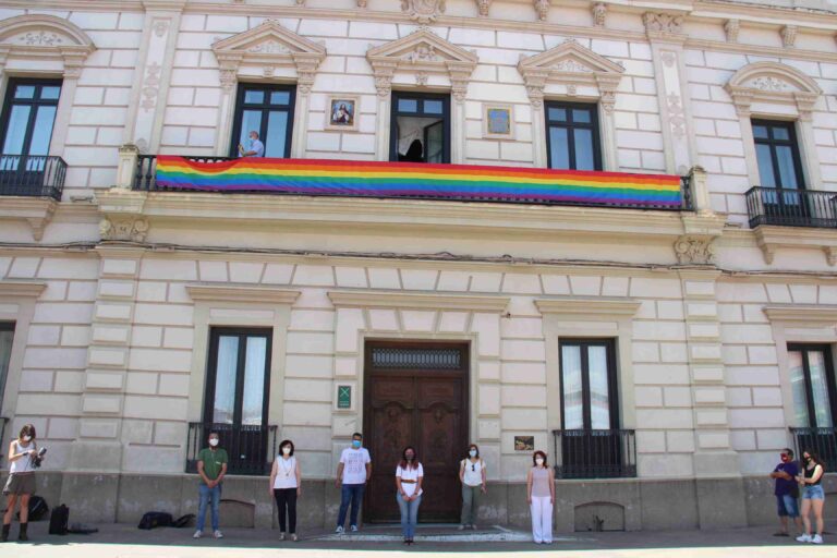 Alcázar se suma a la conmemoración del Orgullo LGTBI con el tradicional estandarte arcoíris en el balcón principal del consistorio