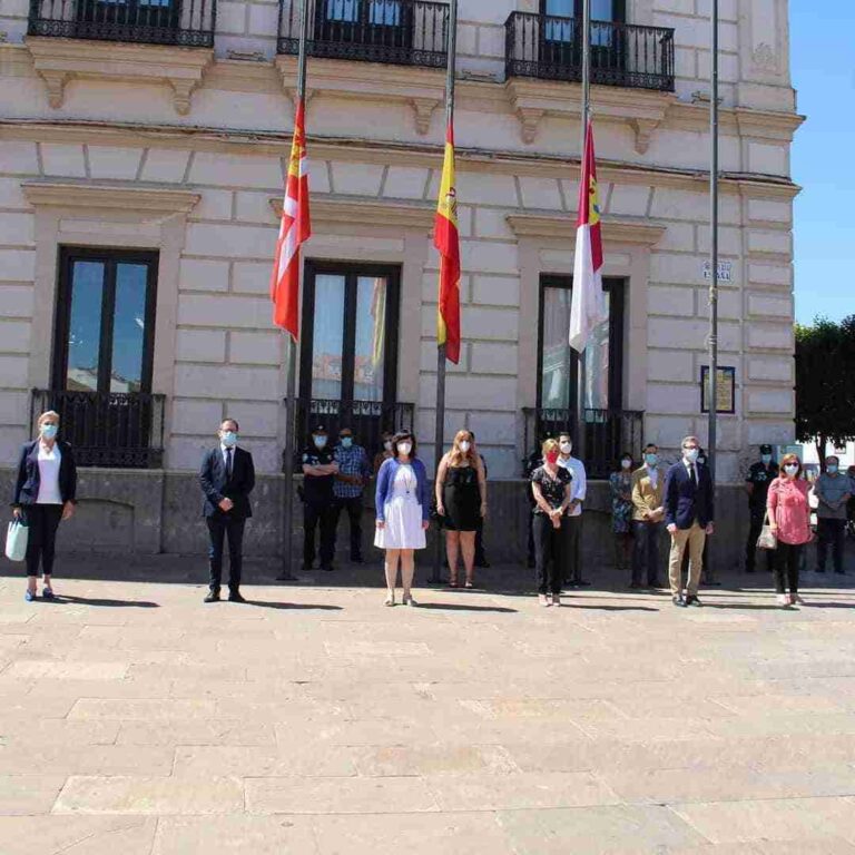 Alcázar guarda un minuto de silencio en el último día de luto oficial por las víctimas del Coronavirus