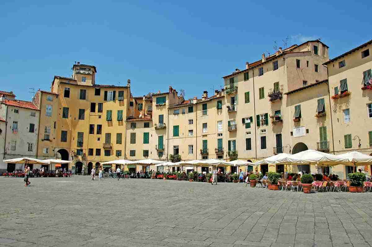 Preciosa ciudad de Luca en la Toscana Italia 5 plaza del anfiteatro en luca italia