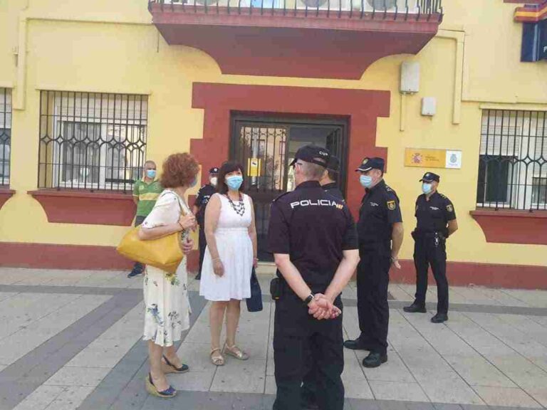 La subdelegada Herreros en la Comisaría de Alcázar de San Juan agradece su esfuerzo a los agentes