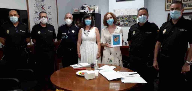 La subdelegada Herreros en la Comisaría de Alcázar de San Juan agradece su esfuerzo a los agentes de la Comisaría