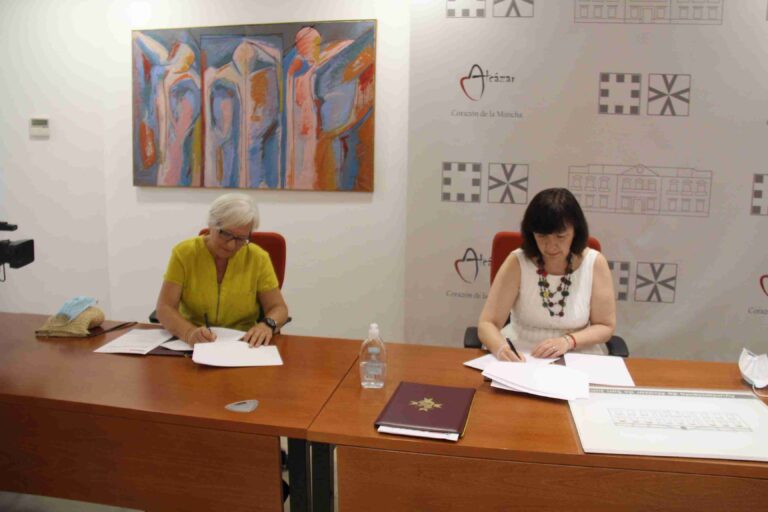 Alcázar de San Juan y Afadis renuevan el convenio de colaboración para el transporte adaptado