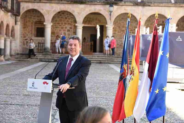 El presidente regional anuncia un “macro” proyecto para iluminación en la Plaza Mayor de Sigüenza