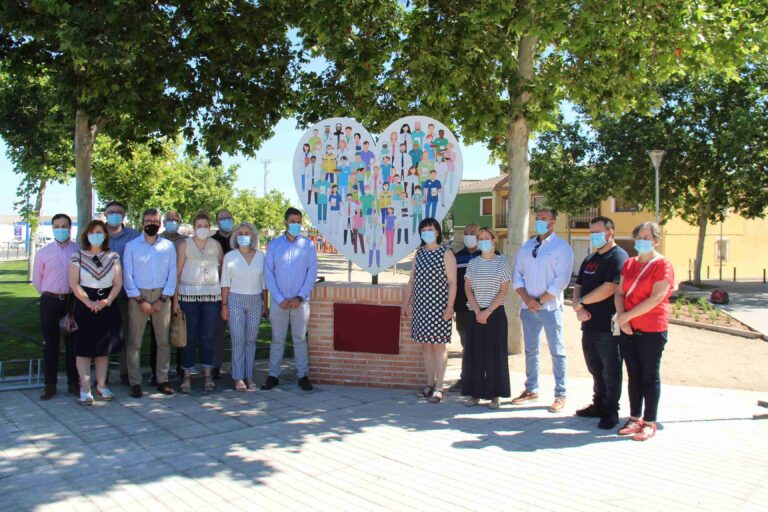 Alcázar agradece la labor de los sanitarios en pandemia con un monumento frente al Hospital Mancha Centro