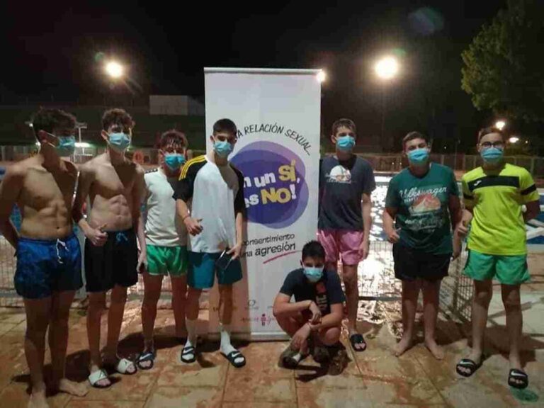 60 jóvenes participaron en la última sesión de la Piscina Nocturna dedicada a la prevención de agresiones sexuales