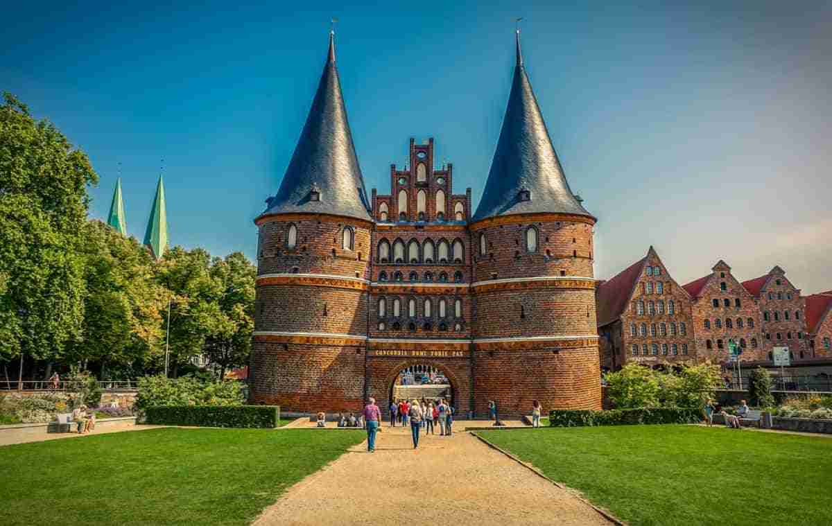 Conocer Lübeck "La ciudad de las siete torres" en Alemania 2 puerta de holsten en lubeck