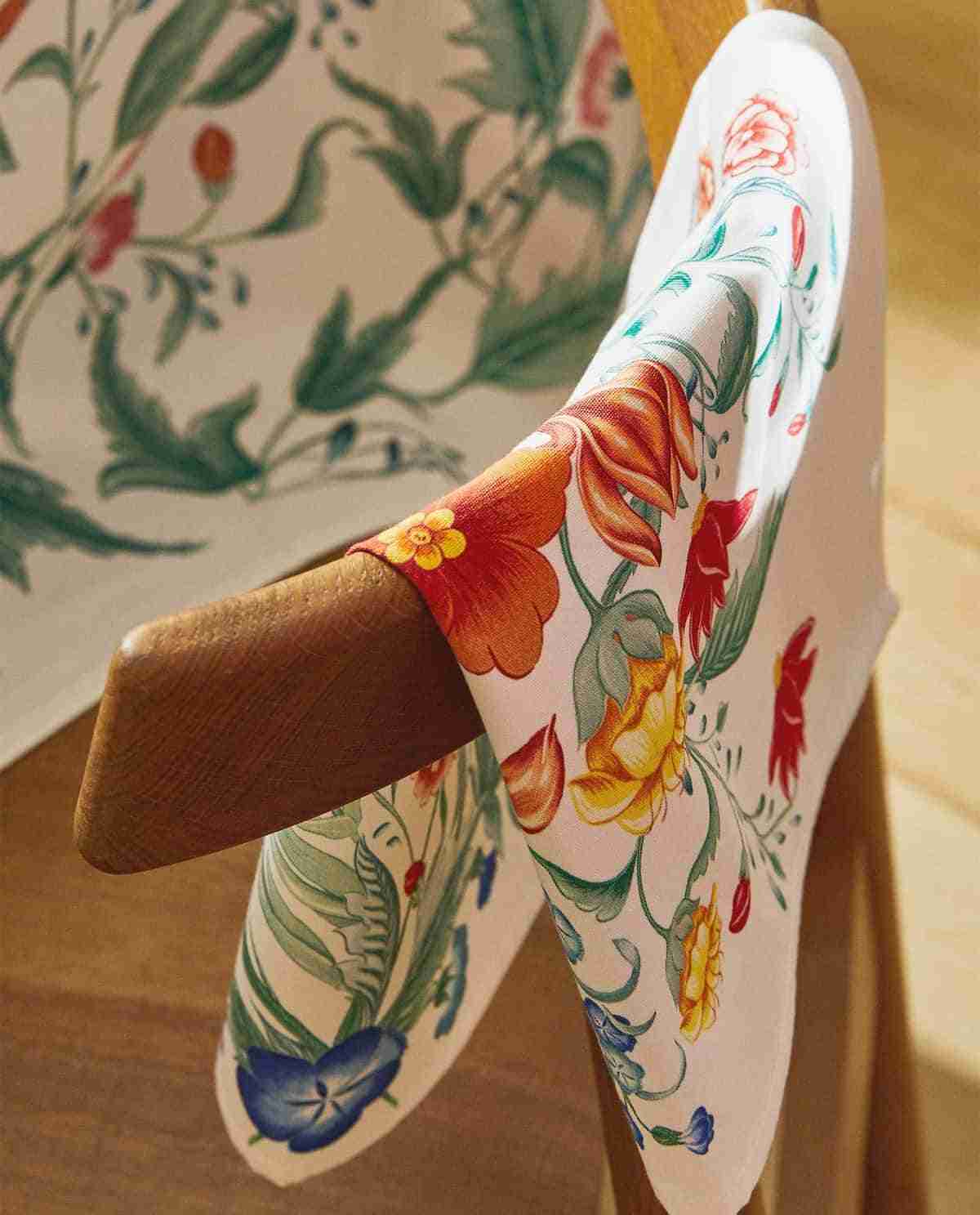 Viste tu mesa este verano con diseños florales de Zara Home 9 servilletas zara home estampado floral