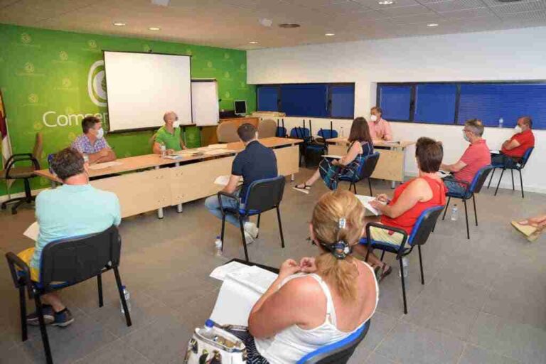 La Corporación de Comsermancha muestra su preocupación por el alto número de contenedores rotos