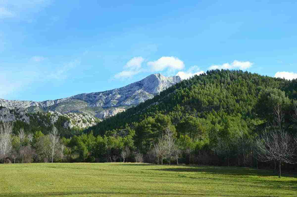 Aix en Provenza precioso destino en Provenza-Alpes-Costa Azul 3 montana santa victoria aix de provenza