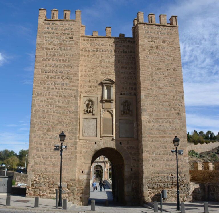 Toledo ilumina de verde este domingo la puerta de Alcántara y la Cava para visibilizar la enfermedad mitocondrial