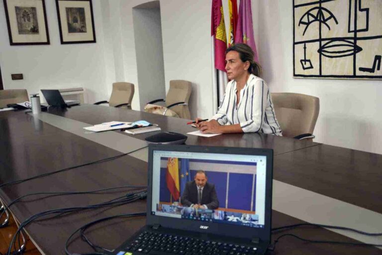 La alcaldesa pide al Gobierno que incorpore al decreto ley de financiación local el fondo de Transporte Urbano